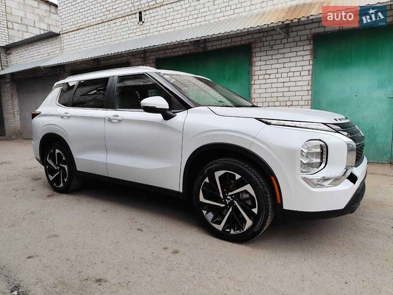Внедорожник / Кроссовер Mitsubishi Outlander 2022 в 