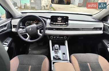 Внедорожник / Кроссовер Mitsubishi Outlander 2022 в 