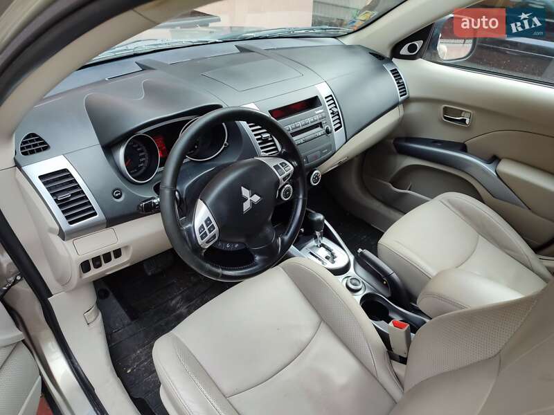 Внедорожник / Кроссовер Mitsubishi Outlander 2008 в Сваляве