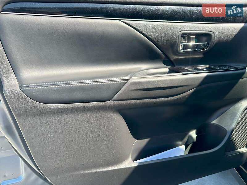 Внедорожник / Кроссовер Mitsubishi Outlander 2019 в Львове