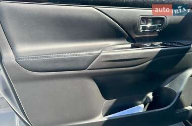 Внедорожник / Кроссовер Mitsubishi Outlander 2019 в 