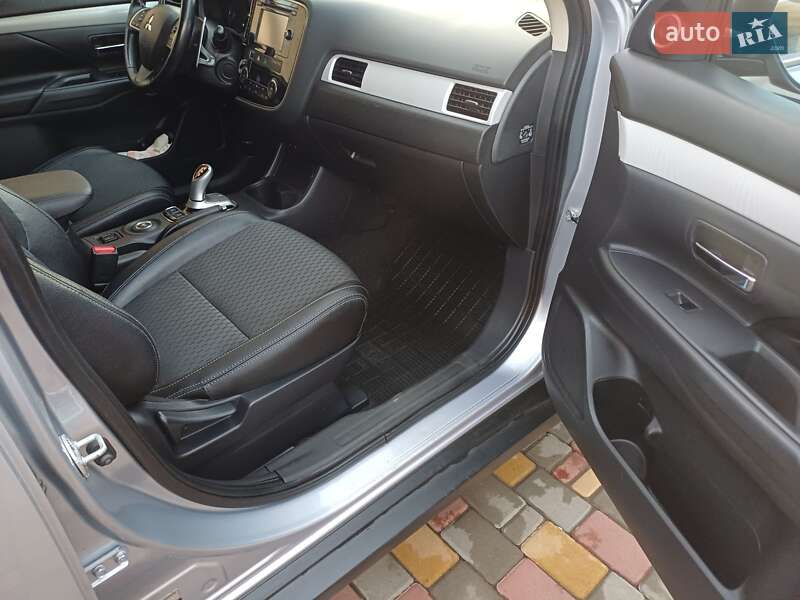 Внедорожник / Кроссовер Mitsubishi Outlander 2015 в Черноморске