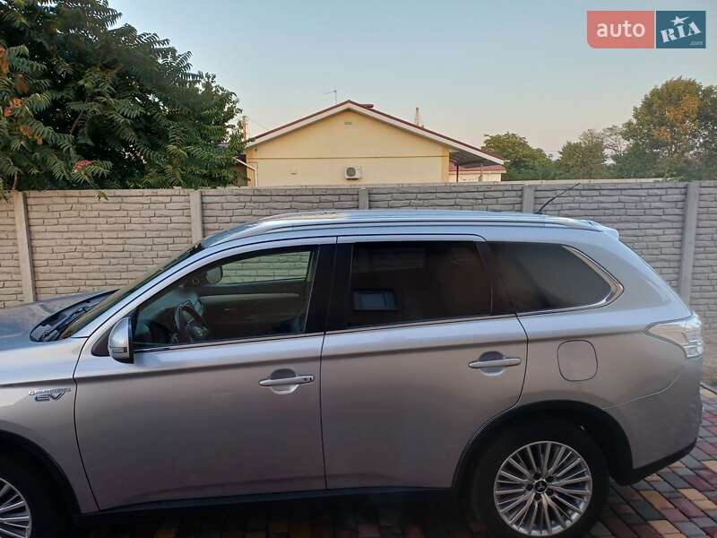 Внедорожник / Кроссовер Mitsubishi Outlander 2015 в Черноморске