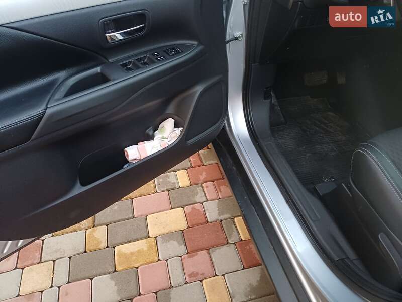 Внедорожник / Кроссовер Mitsubishi Outlander 2015 в Черноморске