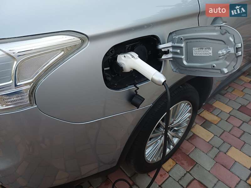 Внедорожник / Кроссовер Mitsubishi Outlander 2015 в Черноморске