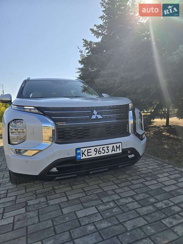 Внедорожник / Кроссовер Mitsubishi Outlander 2023 в 
