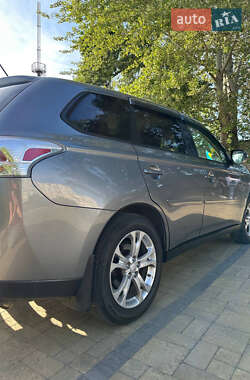 Внедорожник / Кроссовер Mitsubishi Outlander 2013 в 