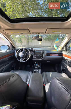 Внедорожник / Кроссовер Mitsubishi Outlander 2013 в 