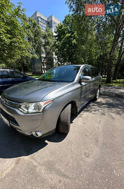 Внедорожник / Кроссовер Mitsubishi Outlander 2013 в 