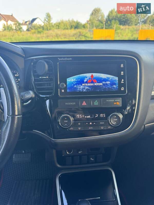 Внедорожник / Кроссовер Mitsubishi Outlander 2017 в Киеве