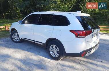 Позашляховик / Кросовер Mitsubishi Outlander 2021 в Києві