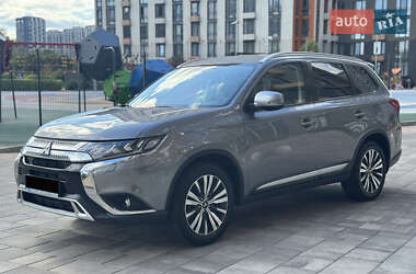 Внедорожник / Кроссовер Mitsubishi Outlander 2019 в 