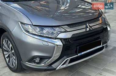 Внедорожник / Кроссовер Mitsubishi Outlander 2019 в 