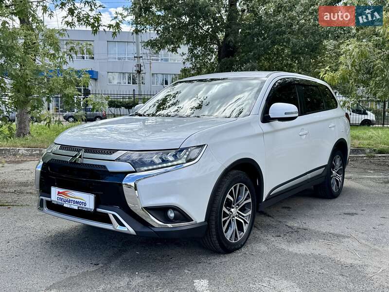 Внедорожник / Кроссовер Mitsubishi Outlander 2017 в Киеве
