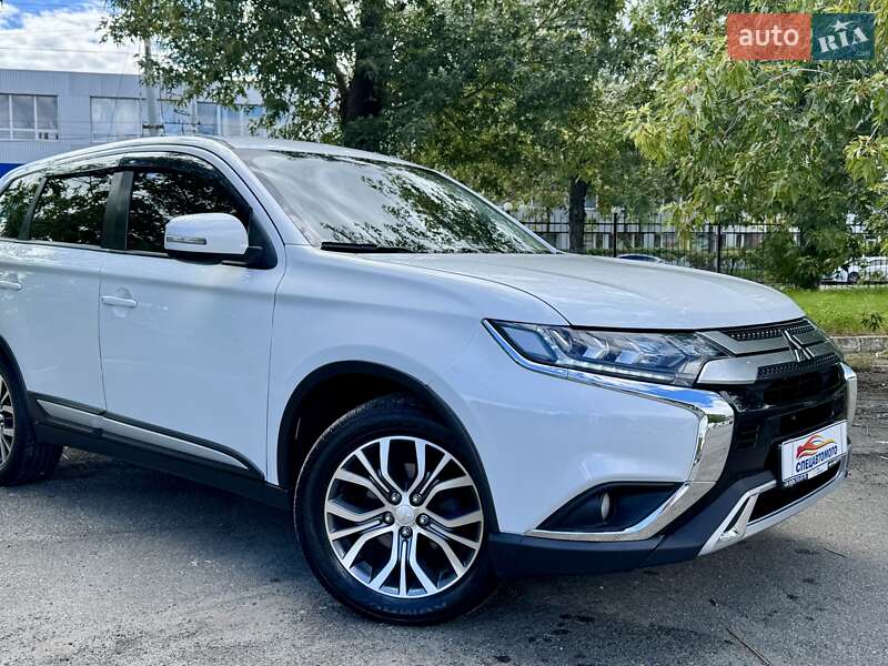 Внедорожник / Кроссовер Mitsubishi Outlander 2017 в Киеве