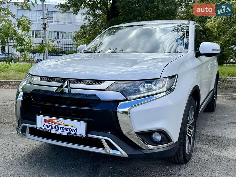 Внедорожник / Кроссовер Mitsubishi Outlander 2017 в Киеве