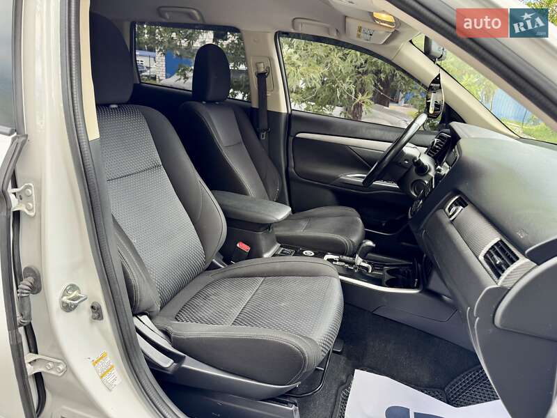 Внедорожник / Кроссовер Mitsubishi Outlander 2017 в Киеве