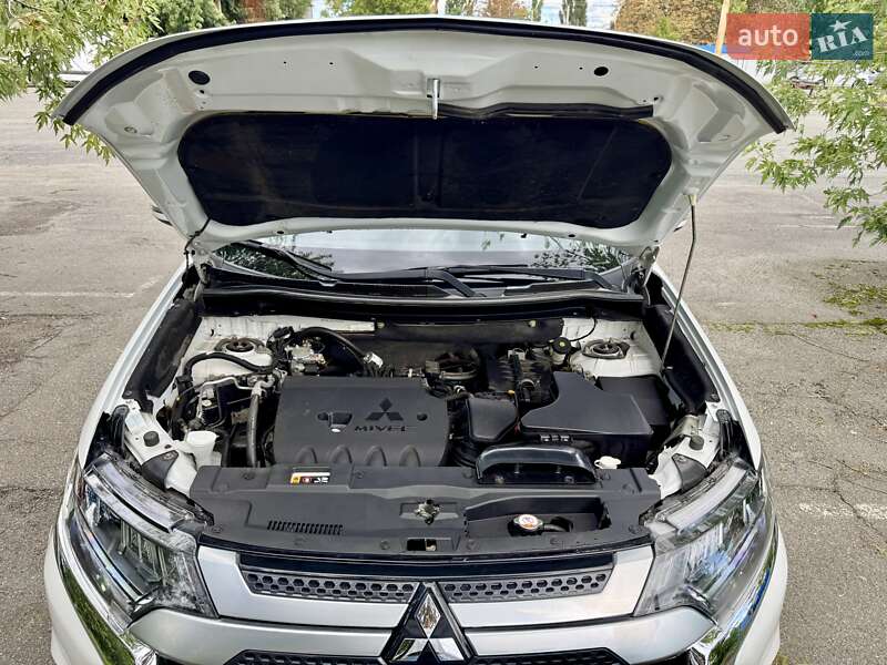 Внедорожник / Кроссовер Mitsubishi Outlander 2017 в Киеве