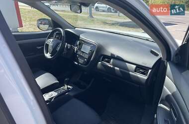 Внедорожник / Кроссовер Mitsubishi Outlander 2014 в 