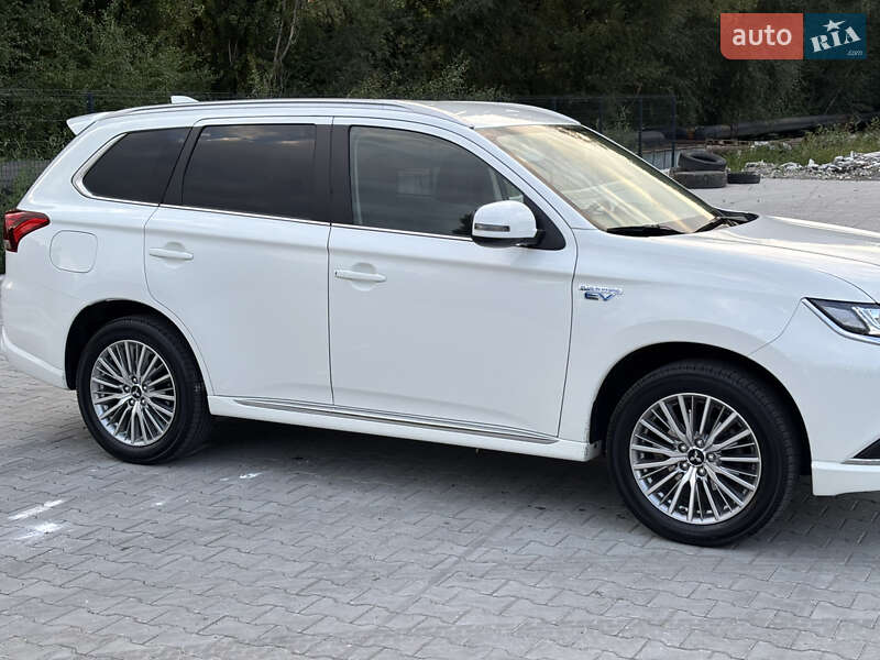 Внедорожник / Кроссовер Mitsubishi Outlander 2020 в Ровно