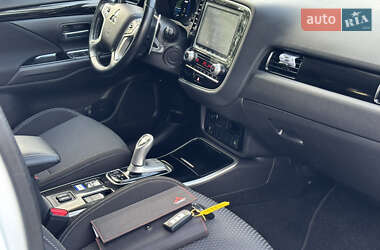 Внедорожник / Кроссовер Mitsubishi Outlander 2020 в 