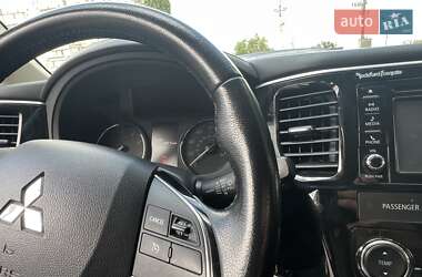 Внедорожник / Кроссовер Mitsubishi Outlander 2016 в 
