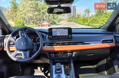 Внедорожник / Кроссовер Mitsubishi Outlander 2022 в 