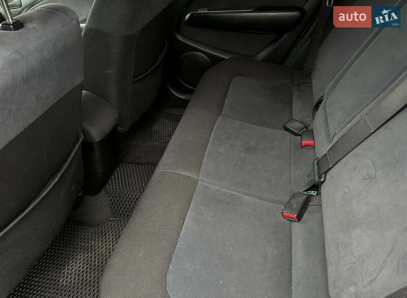 Позашляховик / Кросовер Mitsubishi Outlander 2004 в Рівному