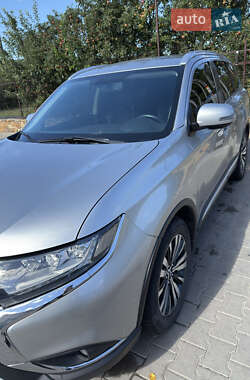 Внедорожник / Кроссовер Mitsubishi Outlander 2019 в 