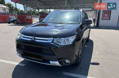 Внедорожник / Кроссовер Mitsubishi Outlander 2015 в 
