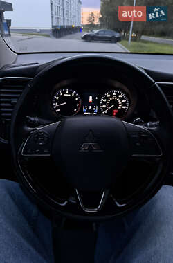 Внедорожник / Кроссовер Mitsubishi Outlander 2018 в 