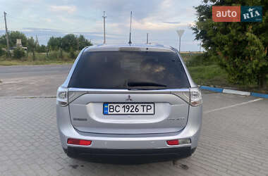 Внедорожник / Кроссовер Mitsubishi Outlander 2014 в 