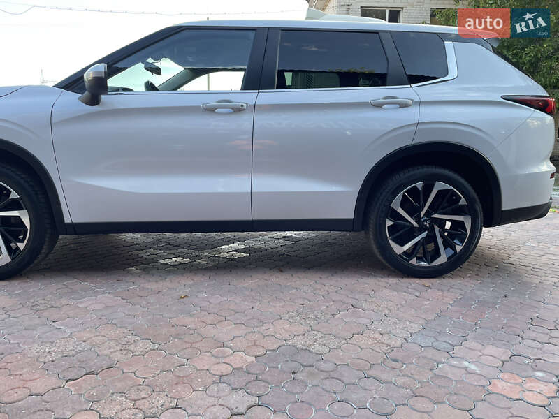 Внедорожник / Кроссовер Mitsubishi Outlander 2022 в Запорожье
