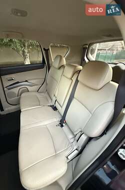 Внедорожник / Кроссовер Mitsubishi Outlander 2011 в 