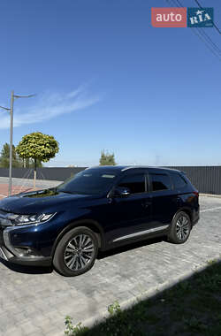 Внедорожник / Кроссовер Mitsubishi Outlander 2021 в 