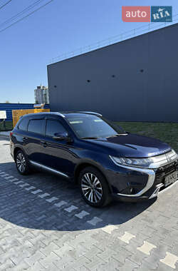 Внедорожник / Кроссовер Mitsubishi Outlander 2021 в 