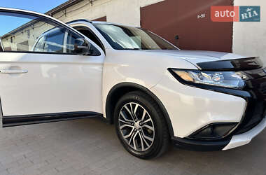 Внедорожник / Кроссовер Mitsubishi Outlander 2017 в 