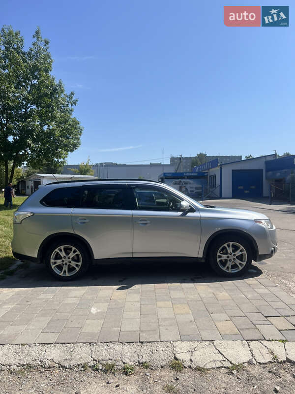 Позашляховик / Кросовер Mitsubishi Outlander 2015 в Львові