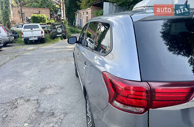 Внедорожник / Кроссовер Mitsubishi Outlander 2016 в 