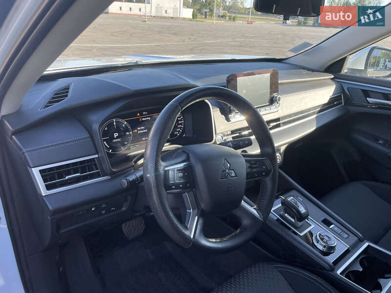 Внедорожник / Кроссовер Mitsubishi Outlander 2023 в Киеве