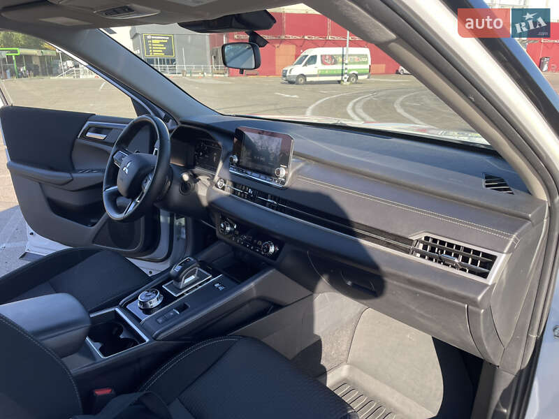 Внедорожник / Кроссовер Mitsubishi Outlander 2023 в Киеве