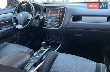 Внедорожник / Кроссовер Mitsubishi Outlander 2017 в 