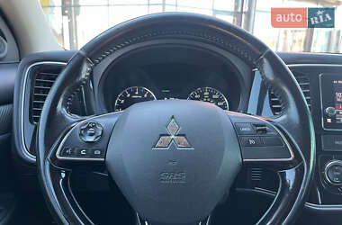 Внедорожник / Кроссовер Mitsubishi Outlander 2017 в 