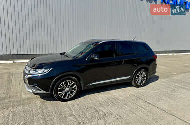 Внедорожник / Кроссовер Mitsubishi Outlander 2016 в 