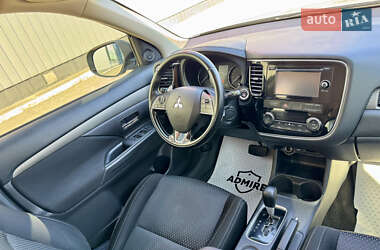 Внедорожник / Кроссовер Mitsubishi Outlander 2016 в 