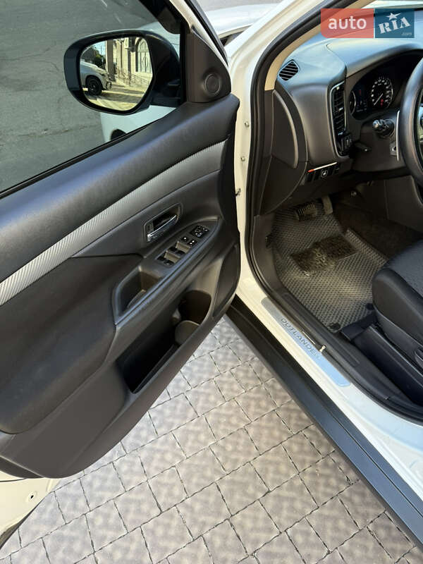 Внедорожник / Кроссовер Mitsubishi Outlander 2013 в Николаеве