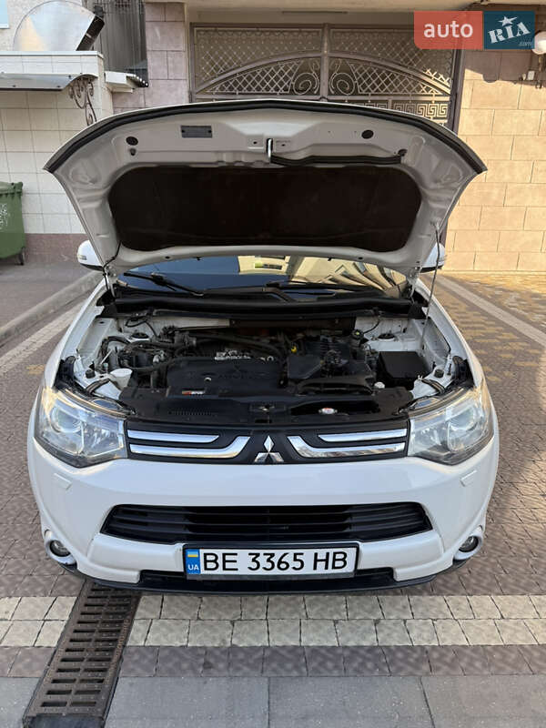 Внедорожник / Кроссовер Mitsubishi Outlander 2013 в Николаеве