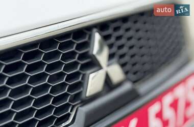 Внедорожник / Кроссовер Mitsubishi Outlander 2011 в 