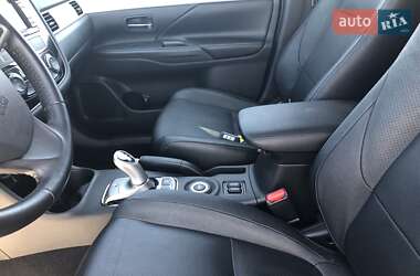 Внедорожник / Кроссовер Mitsubishi Outlander 2015 в 