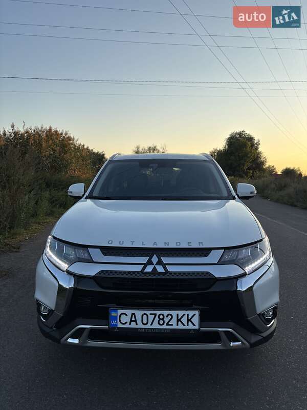 Внедорожник / Кроссовер Mitsubishi Outlander 2019 в 
